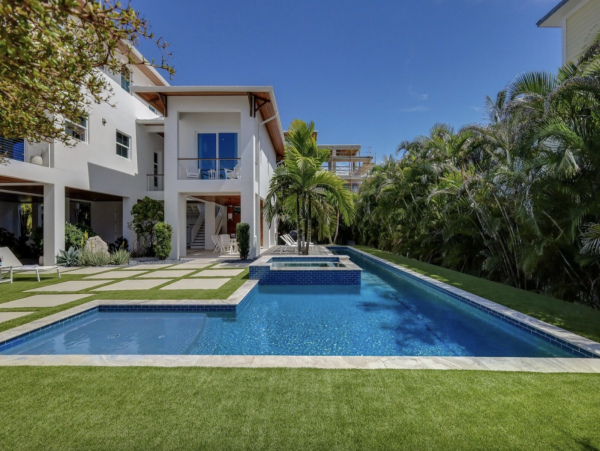 Beachside Four Bedrooms Vacation Home in Anna Maria